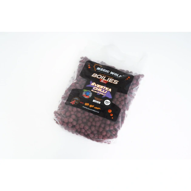 Magic Wolf - Boilies Švestka Chilli 5kg